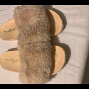Women’s sz 9 fuzzy slippers